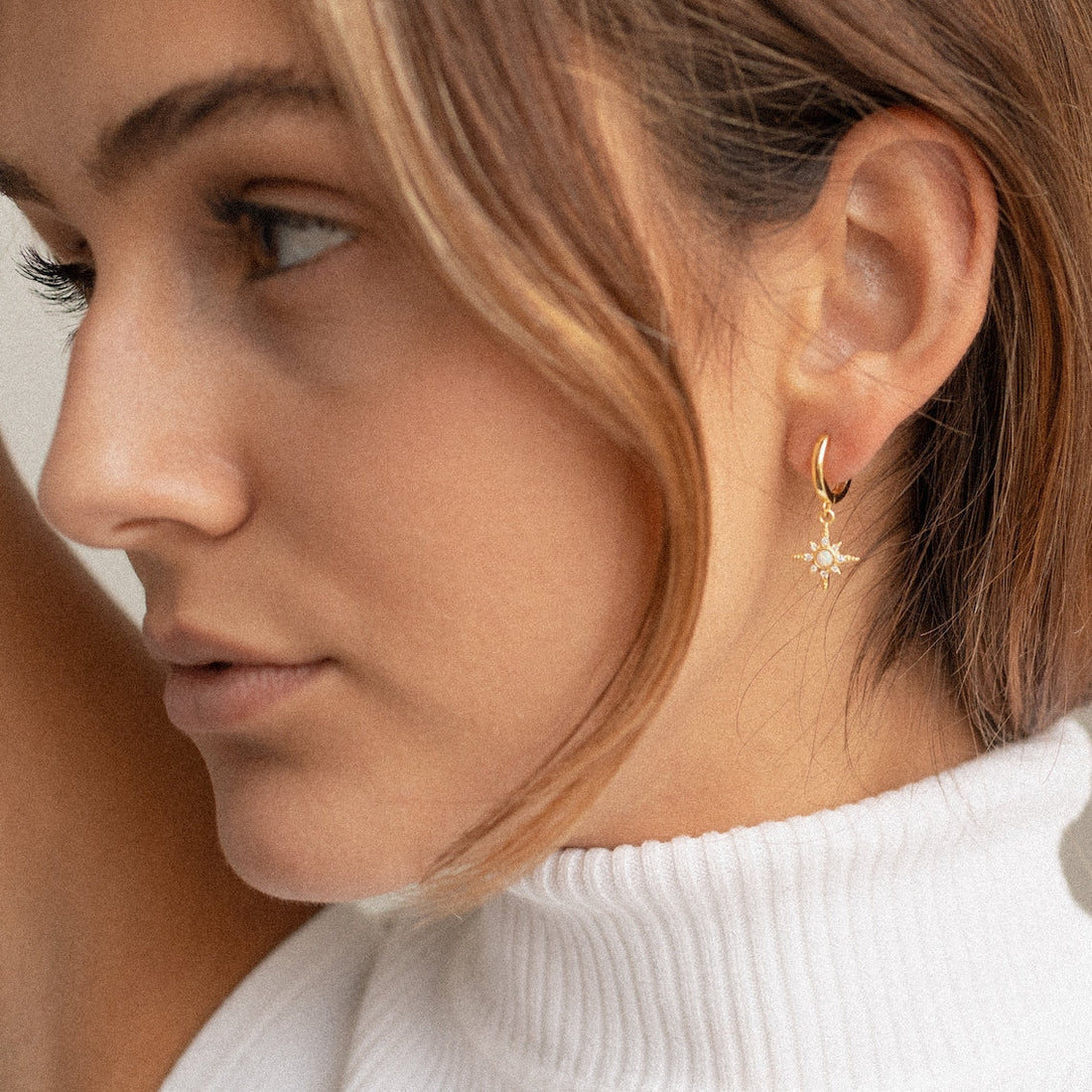 Boucles d'oreilles Huggie Opal Starburst - Boucles d'oreilles en étoile en zircon