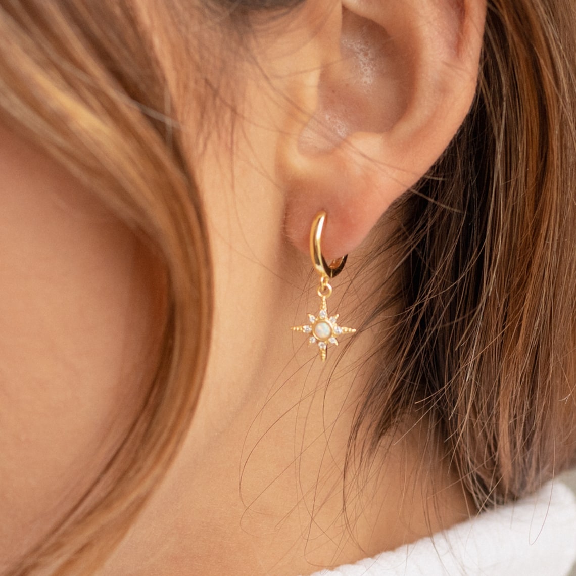 Boucles d'oreilles Huggie Opal Starburst - Boucles d'oreilles en étoile en zircon