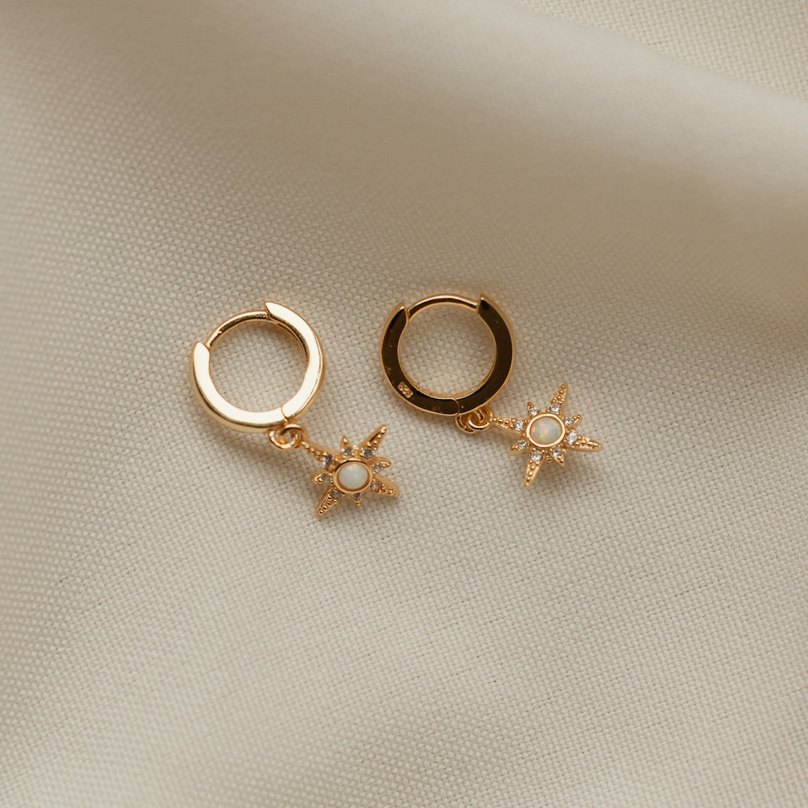 Boucles d'oreilles Huggie Opal Starburst - Boucles d'oreilles en étoile en zircon