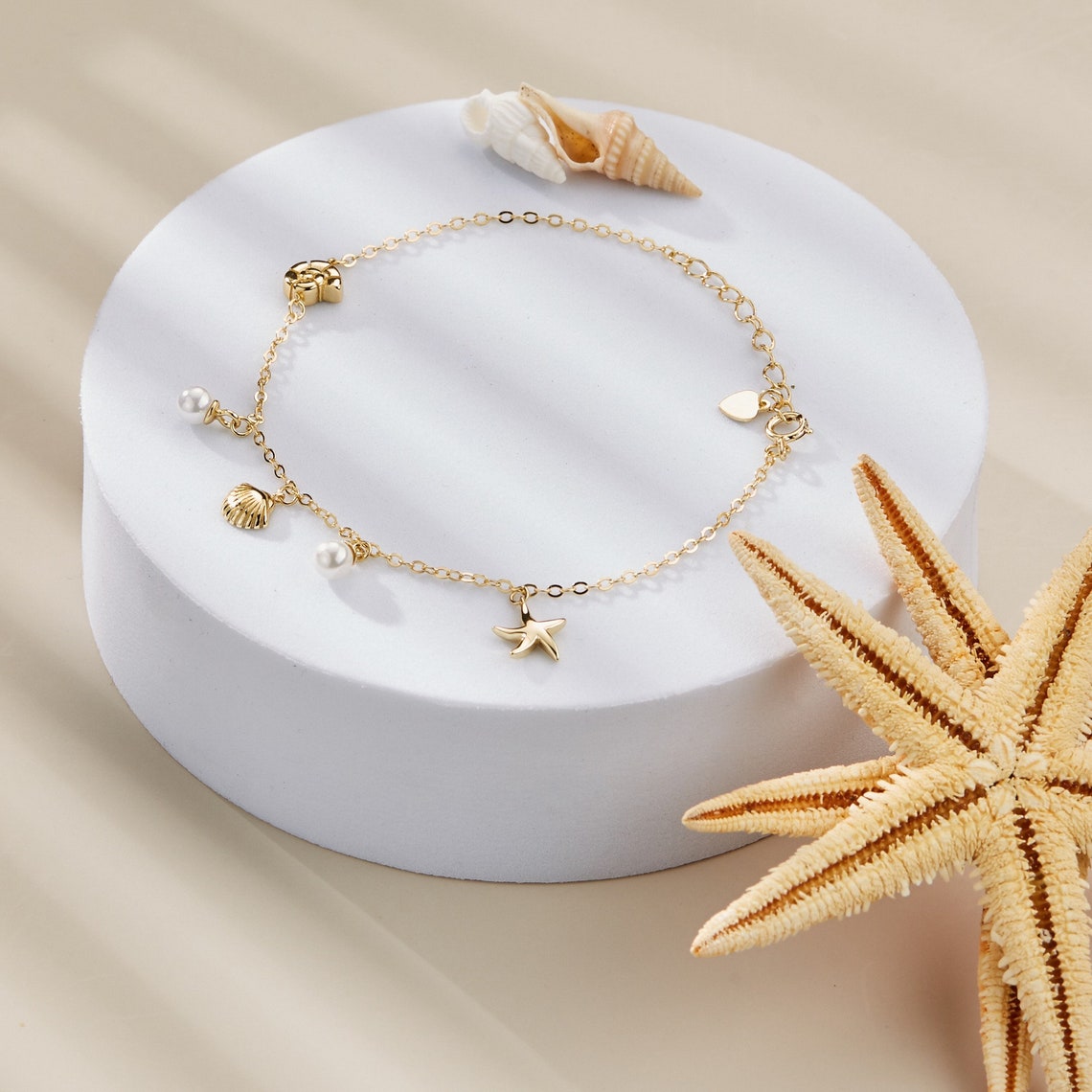Bracelet avec charme de coquillage et étoile de mer