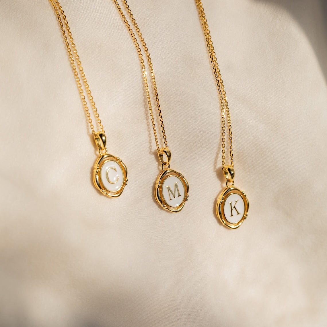 Collier avec pendentif d'initiales - Collier en émail blanc et or