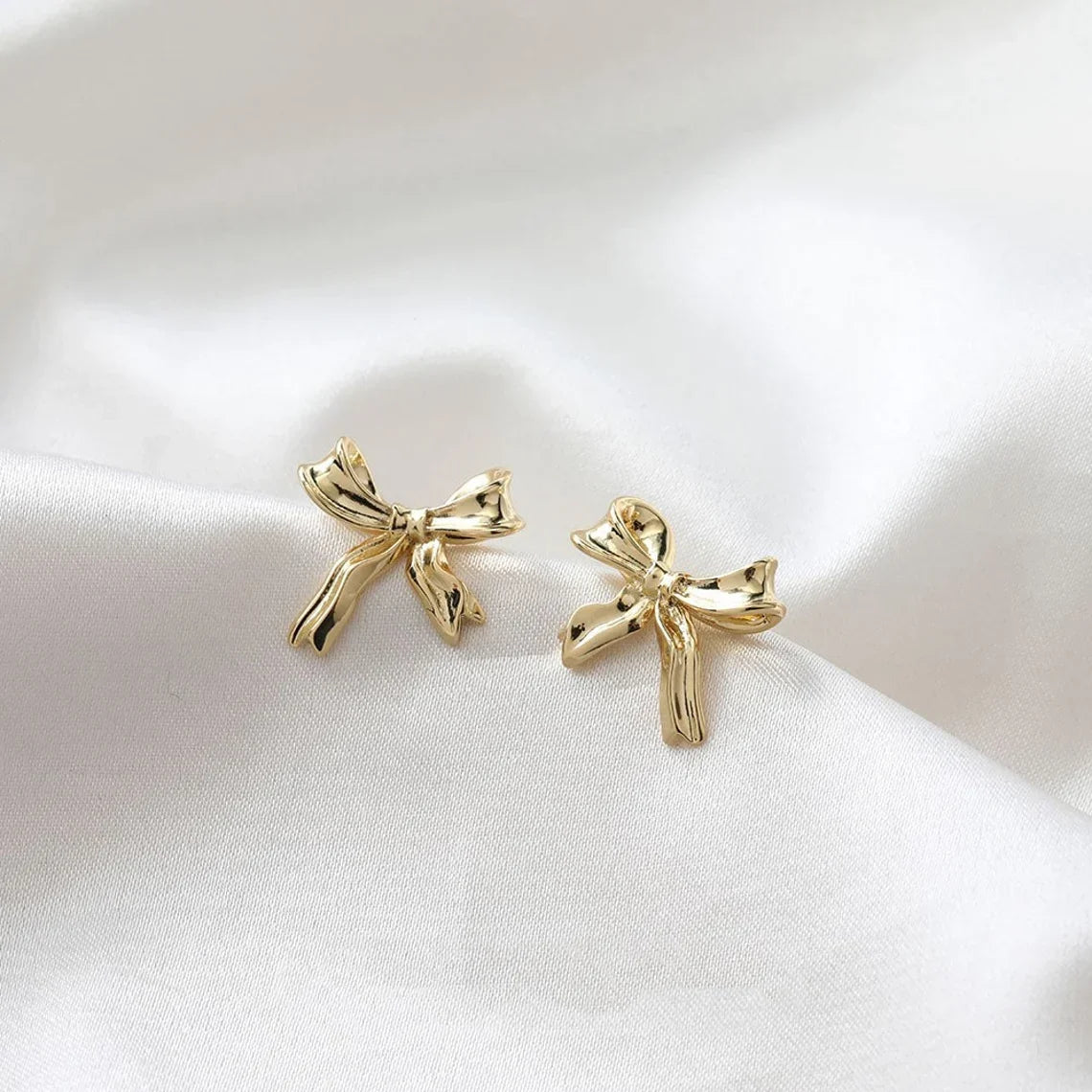Boucles d'oreilles en or blanc avec nœud - Boucles d'oreilles à bouton avec motif de nœud