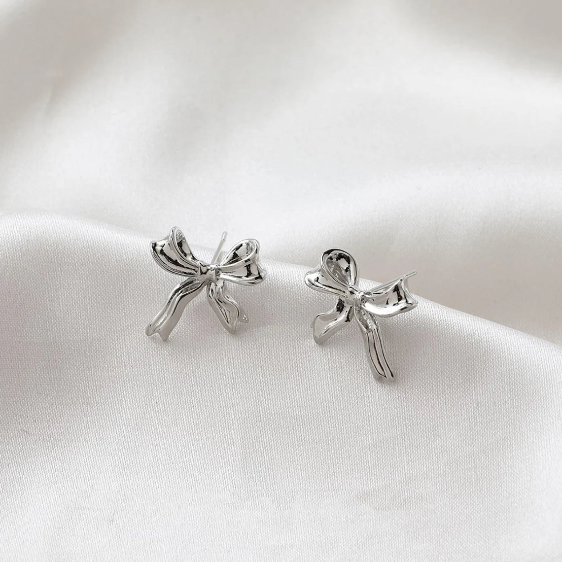 Boucles d'oreilles en or blanc avec nœud - Boucles d'oreilles à bouton avec motif de nœud