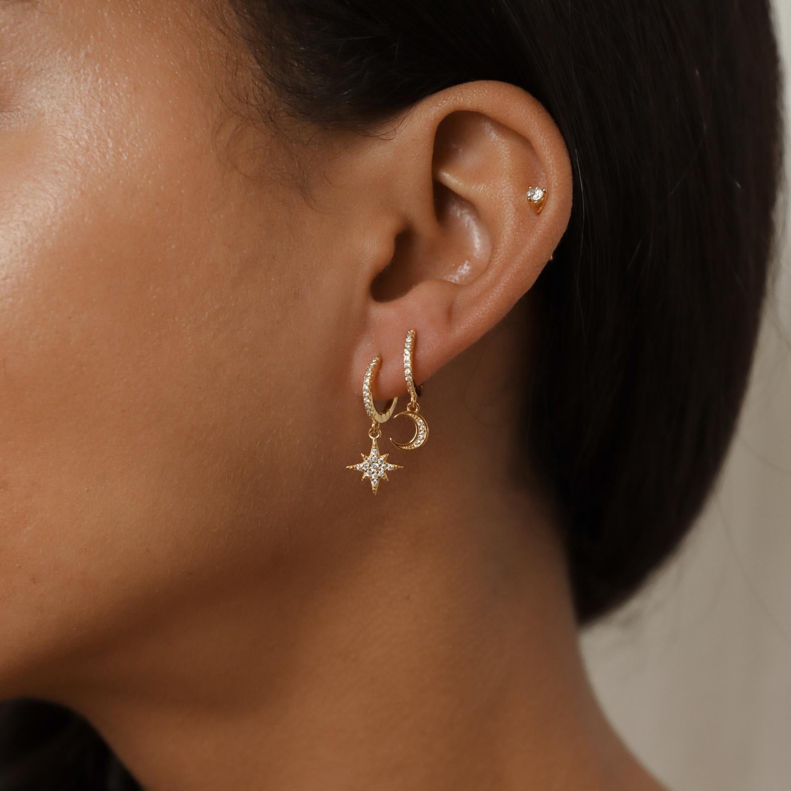 Boucles d'Oreilles Étoile et Lune - Huggies avec Strass Incrustés