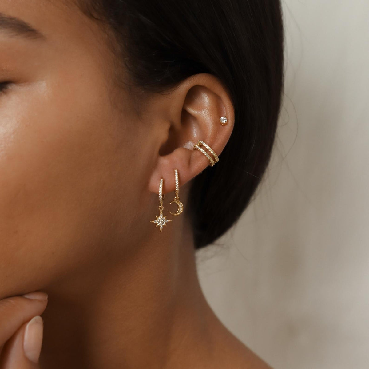 Boucles d'Oreilles Étoile et Lune - Huggies avec Strass Incrustés