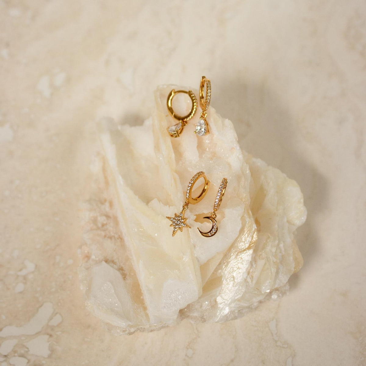 Boucles d'Oreilles Étoile et Lune - Huggies avec Strass Incrustés