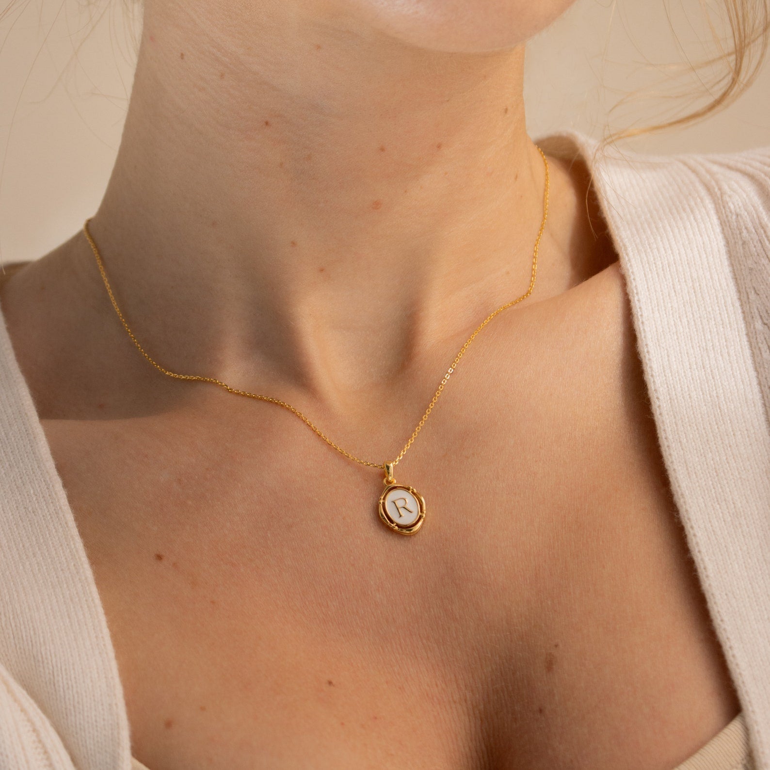 Camille – Collier avec pendentif avec initiale personnalisée