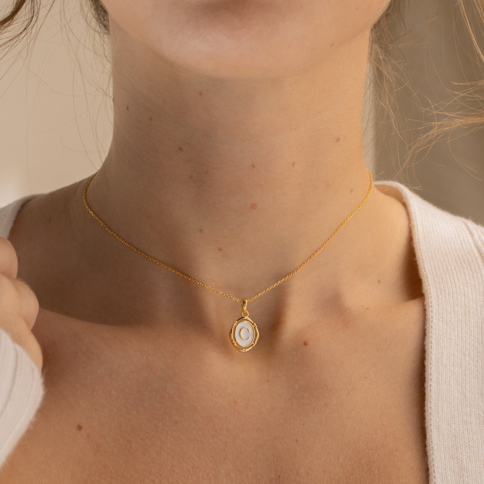 Camille – Collier avec pendentif avec initiale personnalisée