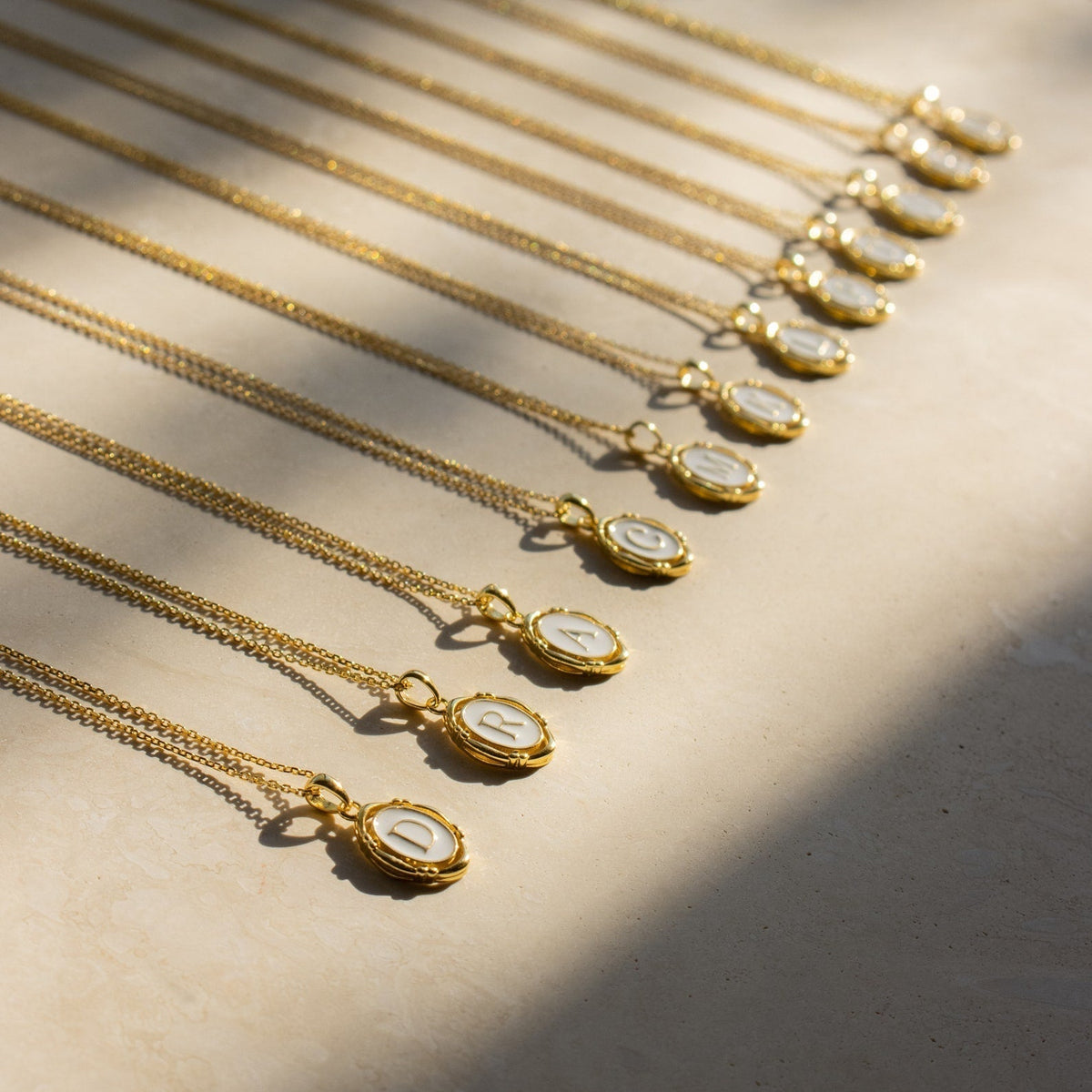 Camille – Collier avec pendentif avec initiale personnalisée