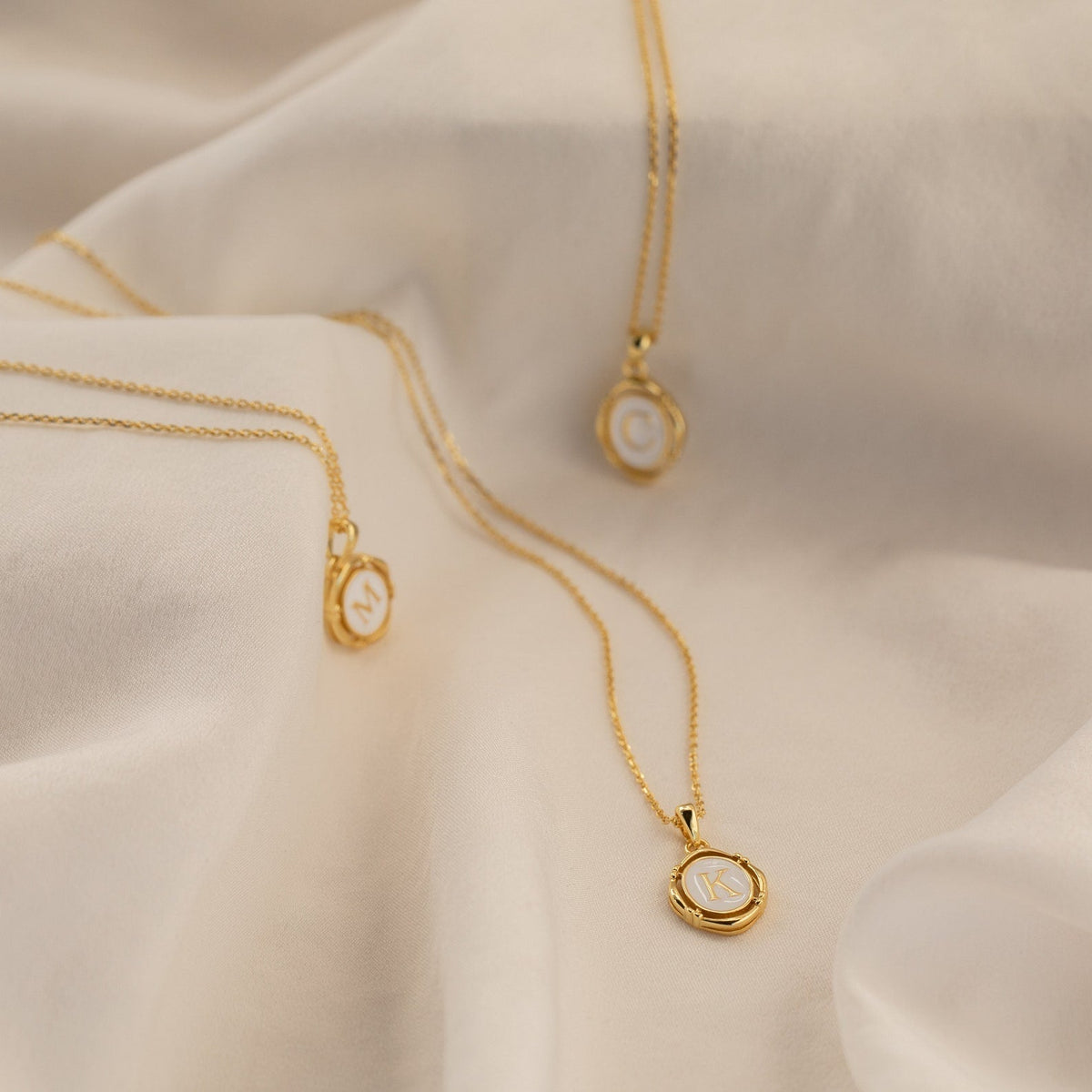 Camille – Collier avec pendentif avec initiale personnalisée