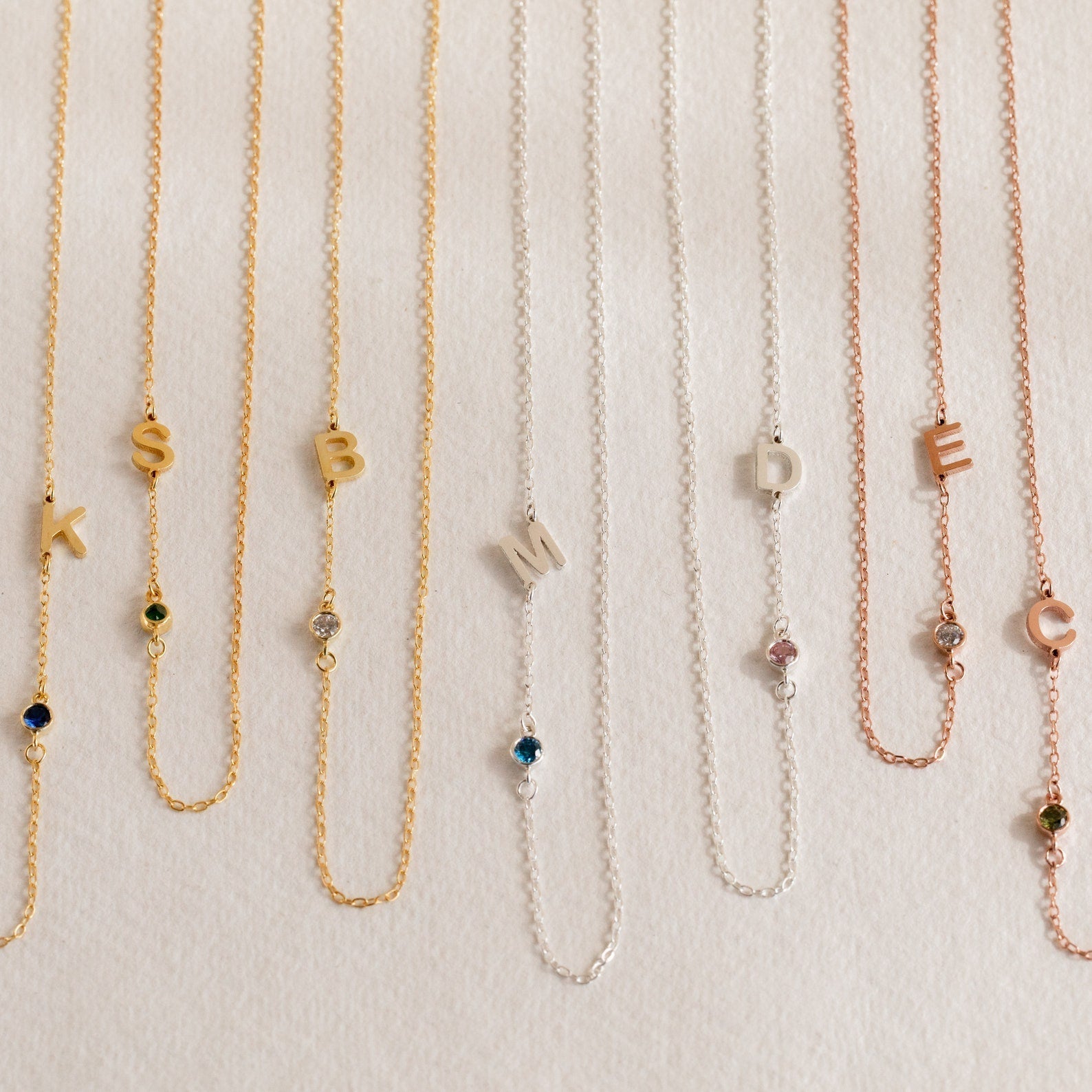Pendentif Lettre avec Pierre - Collier d'Initiales Personnalisées