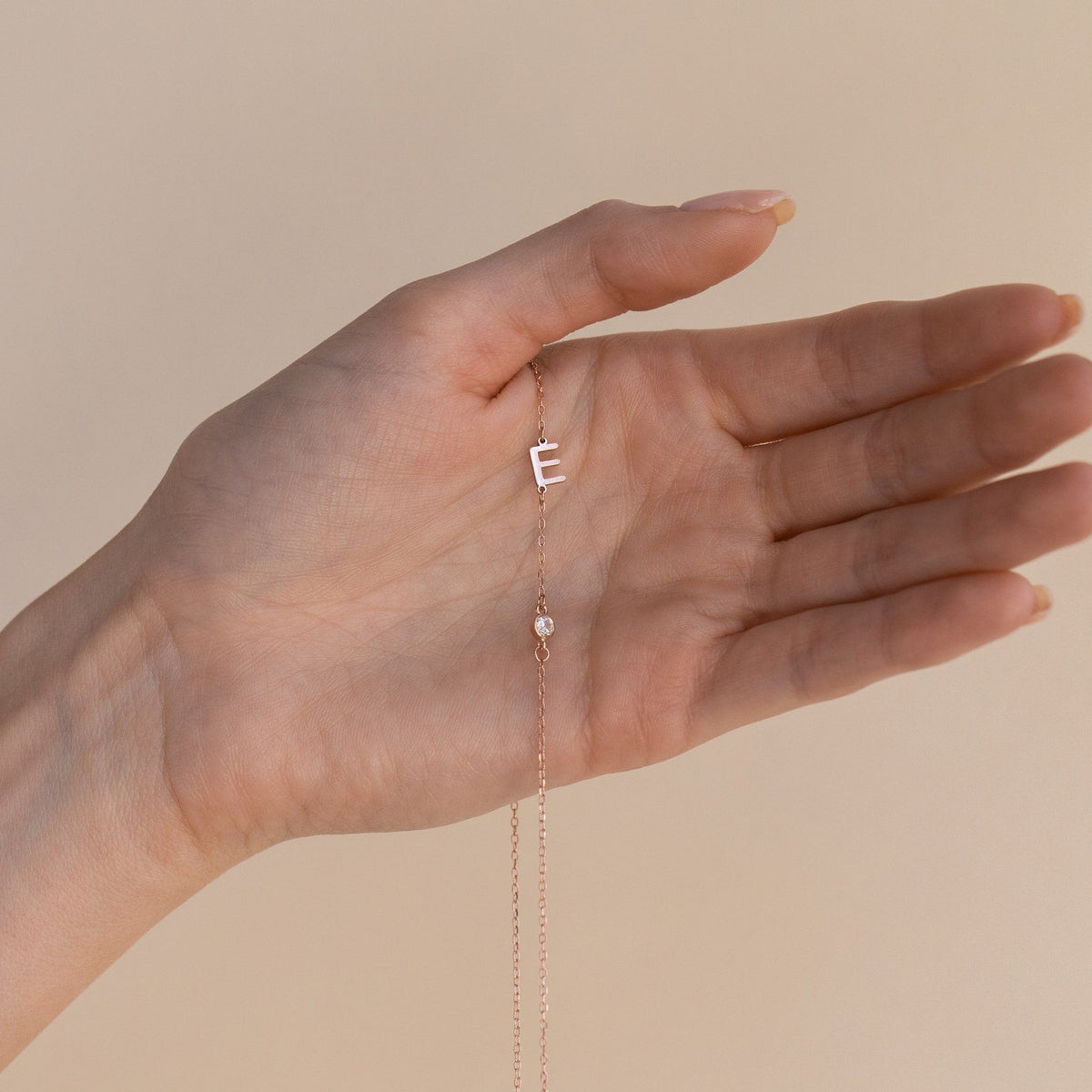 Pendentif Lettre avec Pierre - Collier d'Initiales Personnalisées