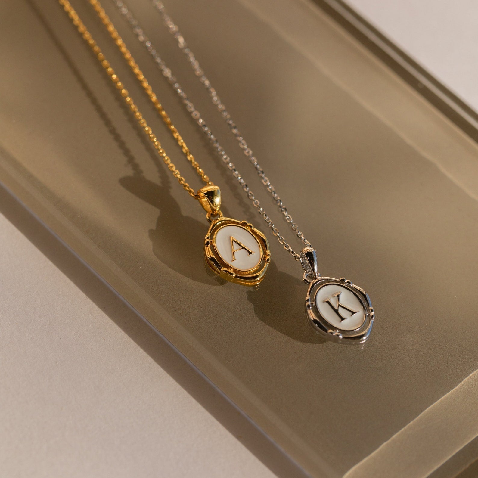 Camille – Collier avec pendentif avec initiale personnalisée