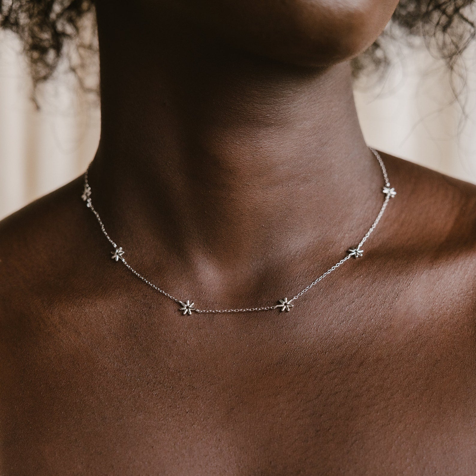 Collier de fleur - collier de marguerites avec perles