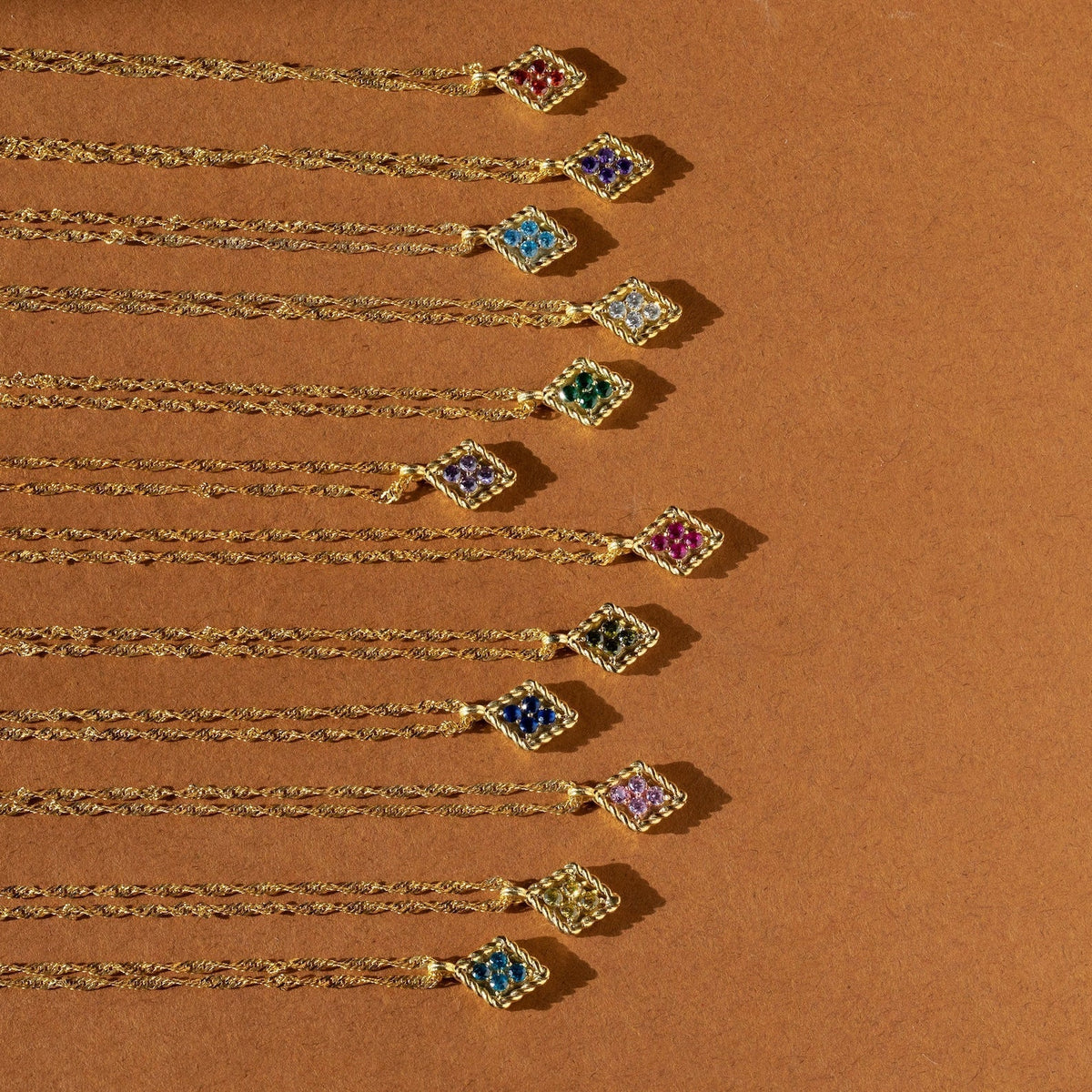 Pendentif en losange en pierre de naissance