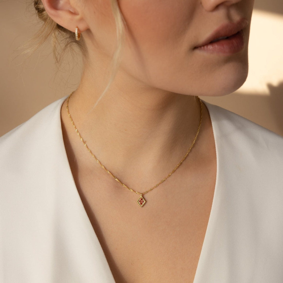 Pendentif en losange en pierre de naissance