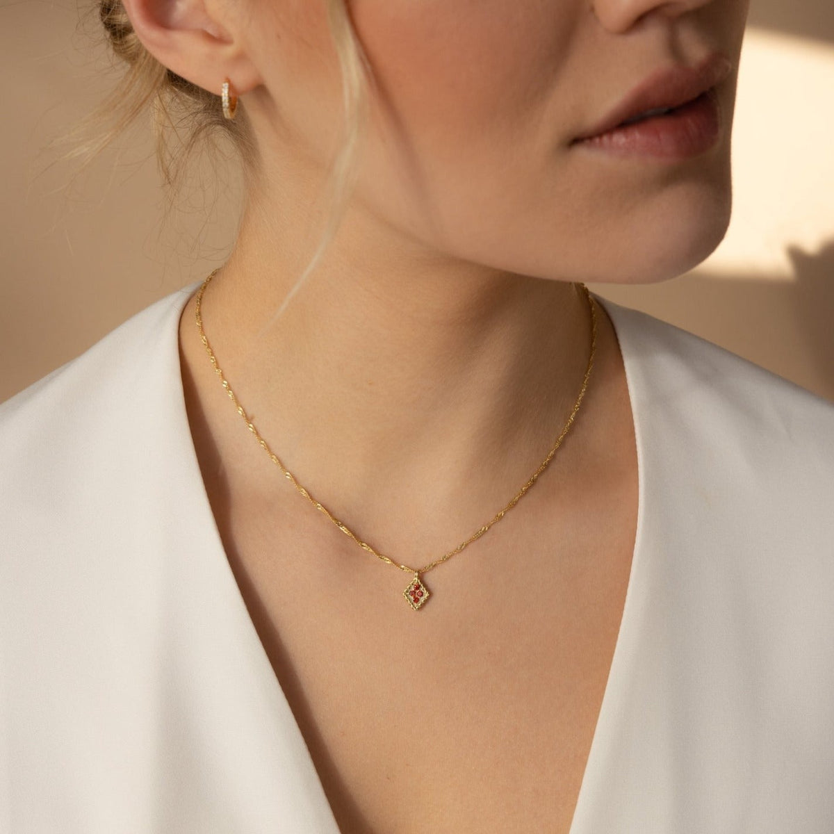 Pendentif en losange en pierre de naissance