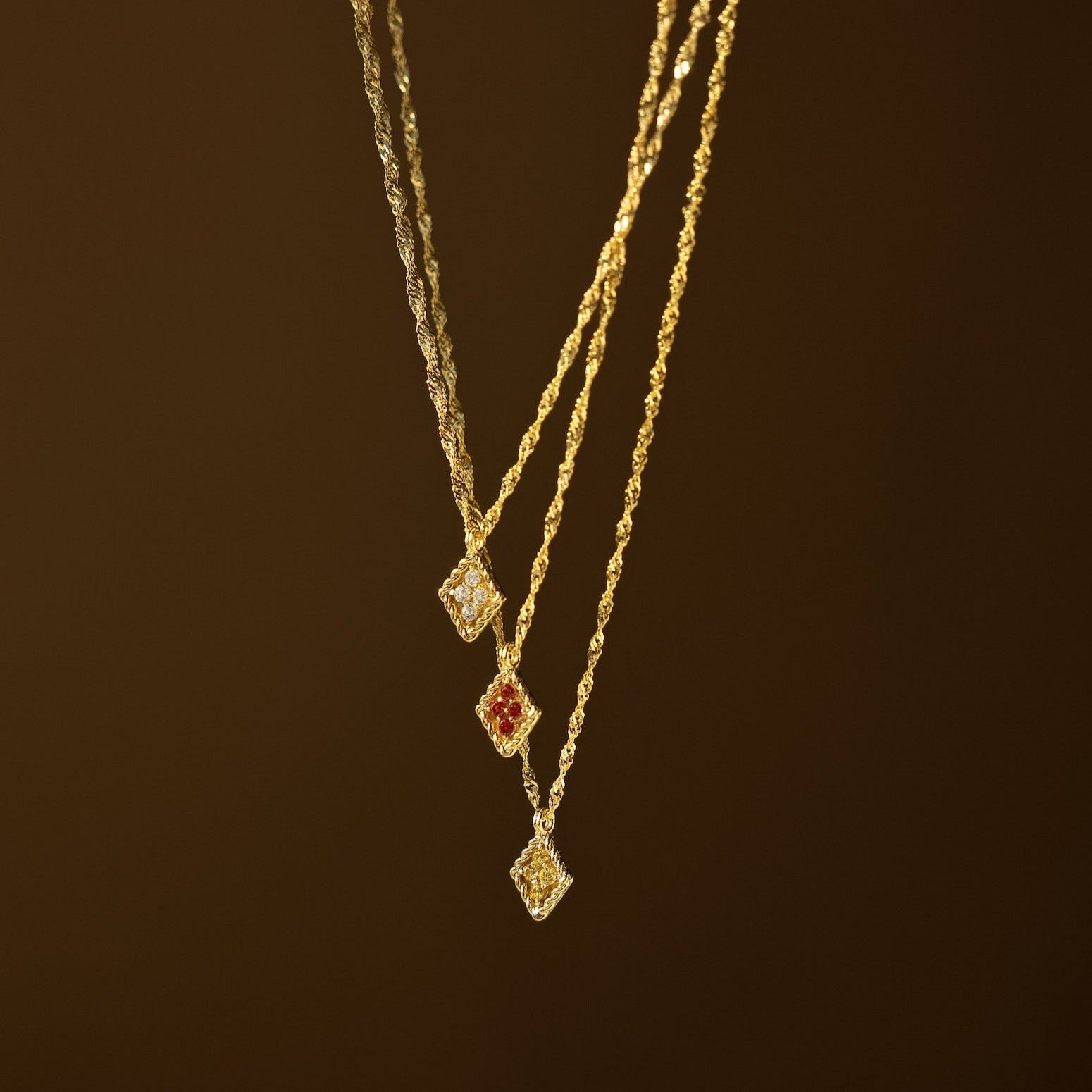 Pendentif en losange en pierre de naissance
