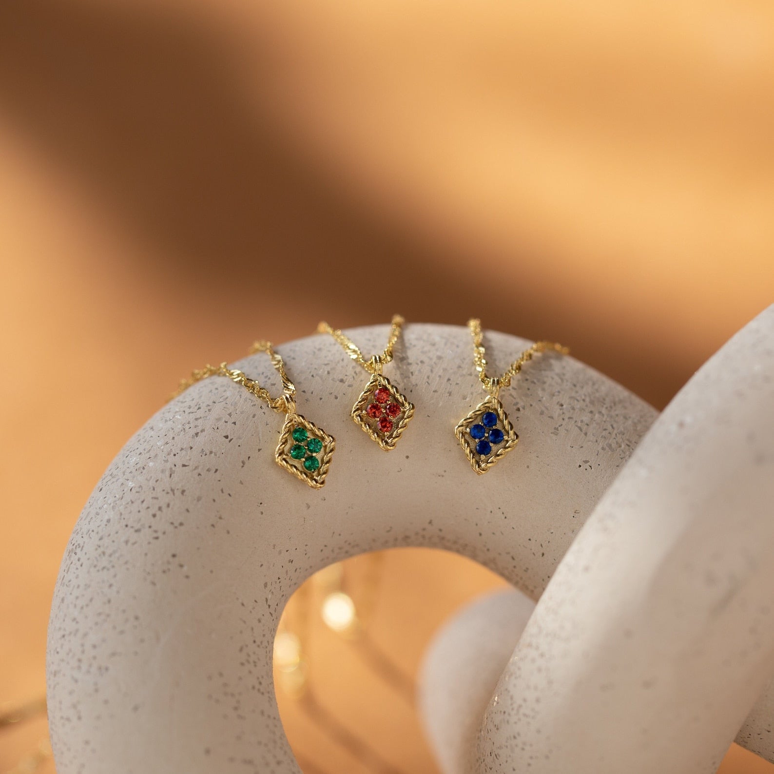 Pendentif en losange en pierre de naissance
