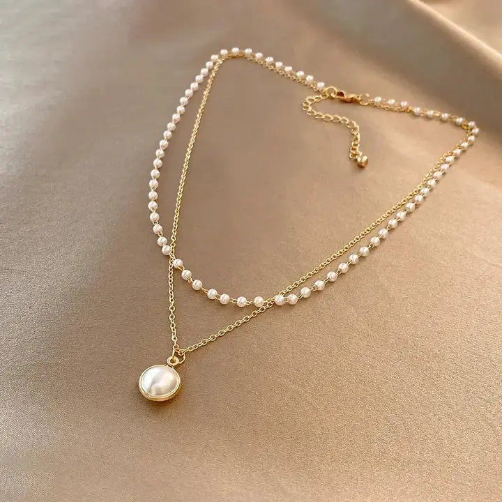 Auriane – élégant collier de perles et chaîne en or