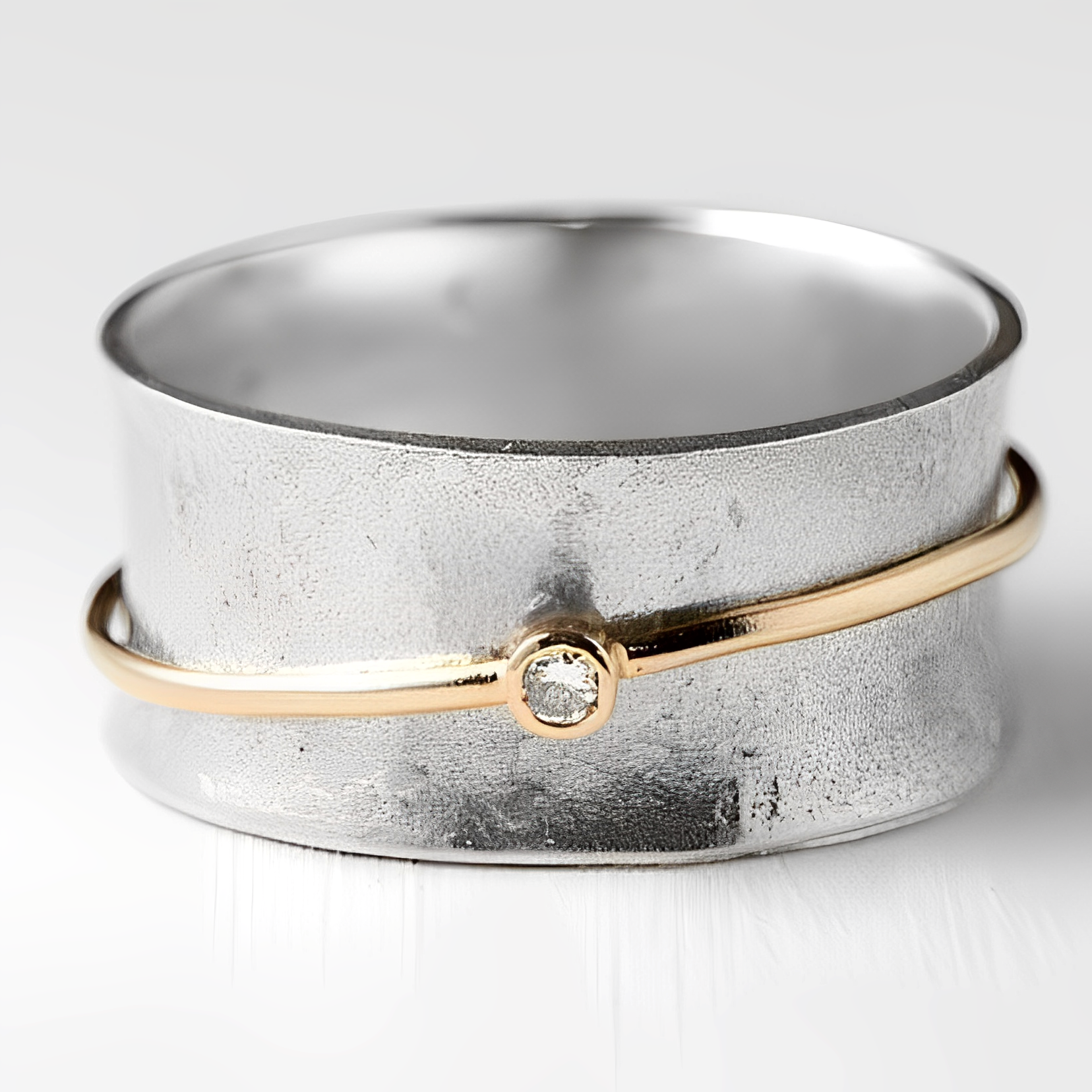 Lilia – Bague en argent avec ligne dorée et zirconites