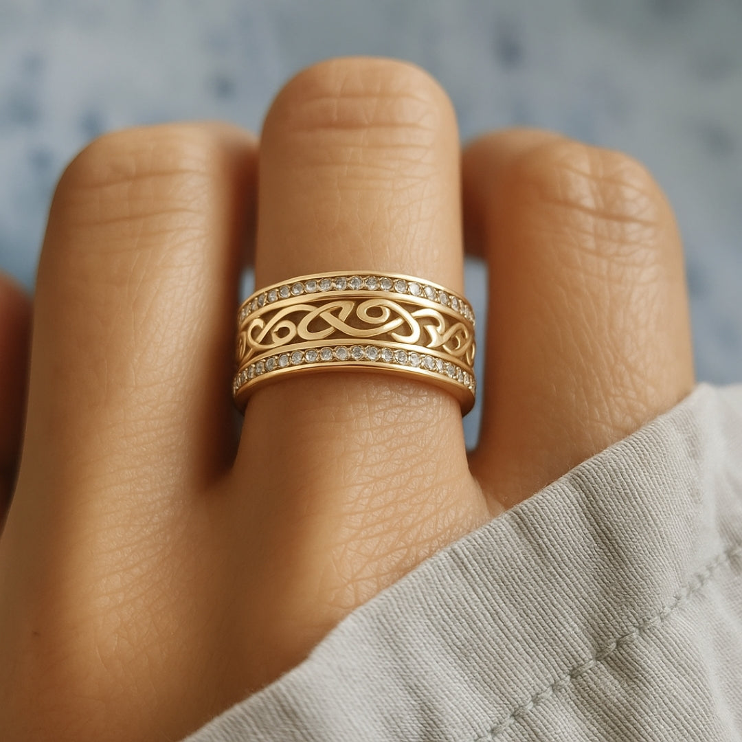 Jevy – Bague dorée large avec des creux