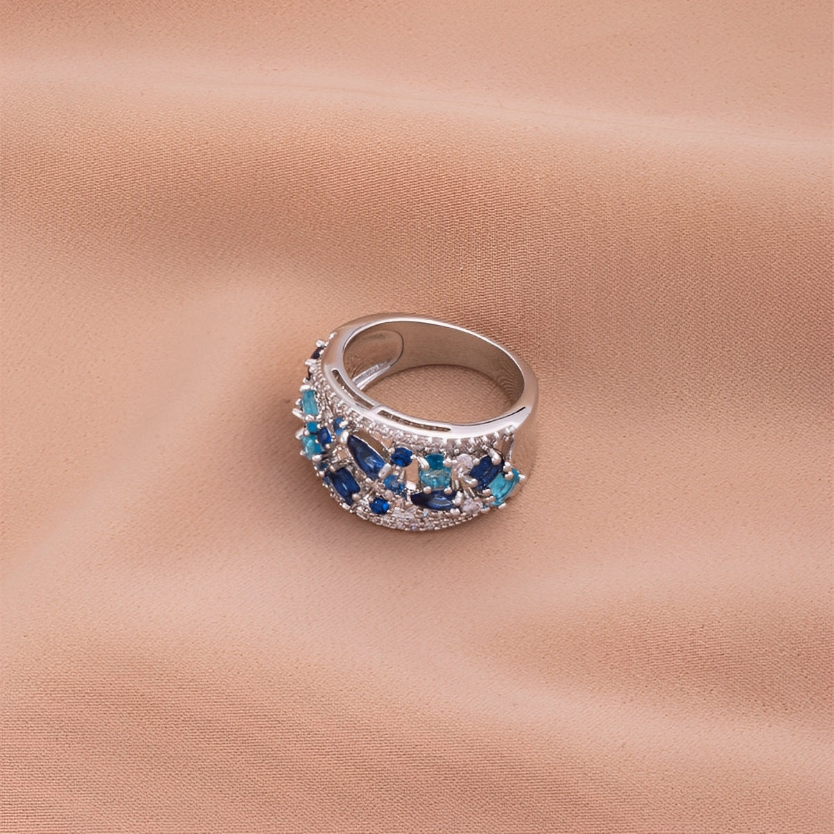 Julie – Bague vintage avec zirconia bleue et détail doré