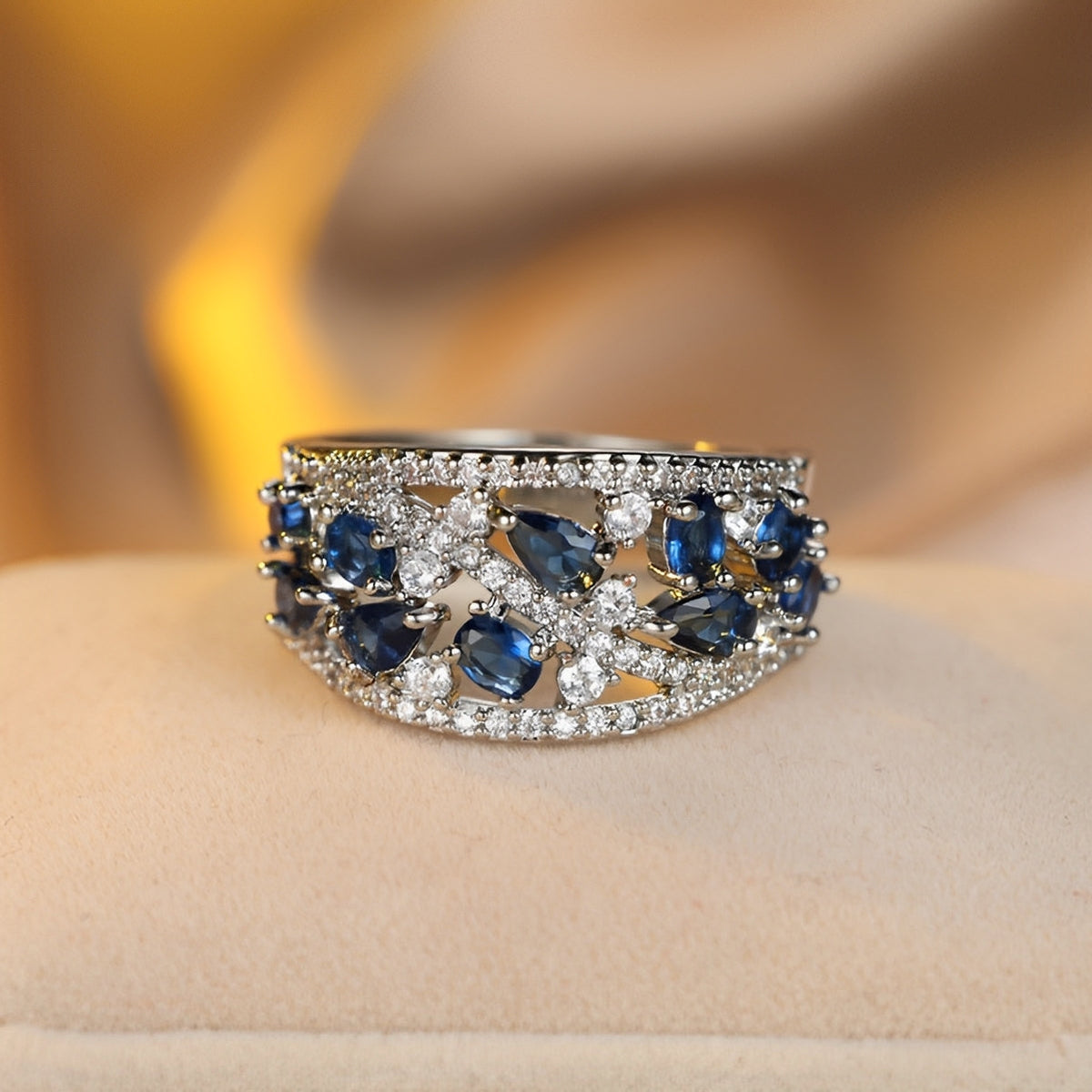 Julie – Bague vintage avec zirconia bleue et détail doré