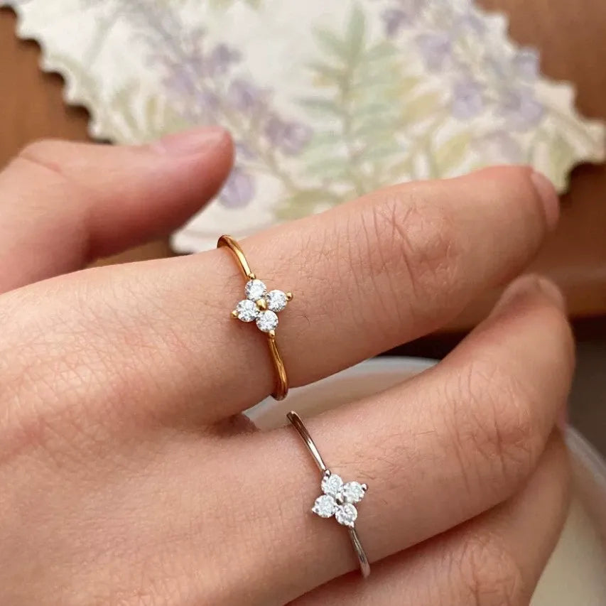 Mia – Bague en trèfle en cristal