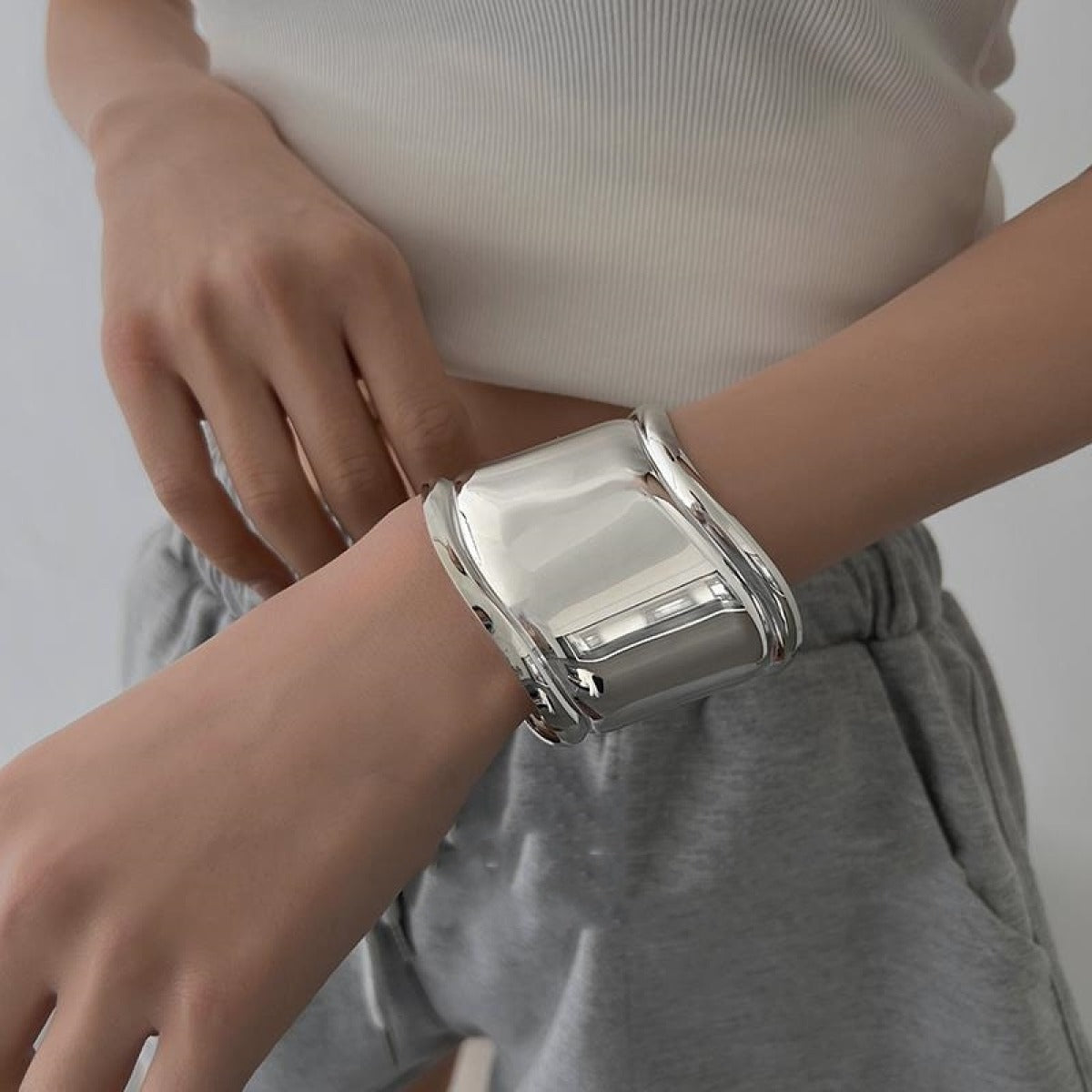 Daria – Bracelet large en métal