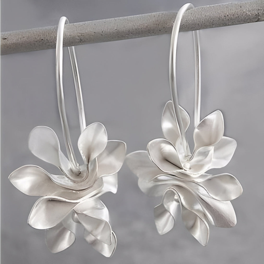 Chary – Boucles d'oreilles vintage en fleurs argentées