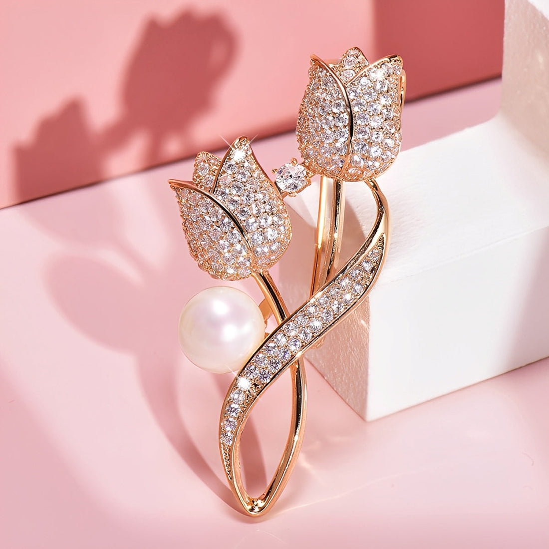Jackie – Broche de tulipe dorée avec zircon et perle, or
