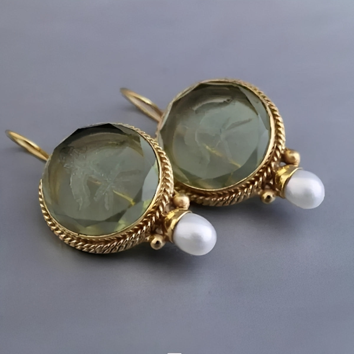 Nolwenn – Boucles d'oreilles vintage en perles et émeraude