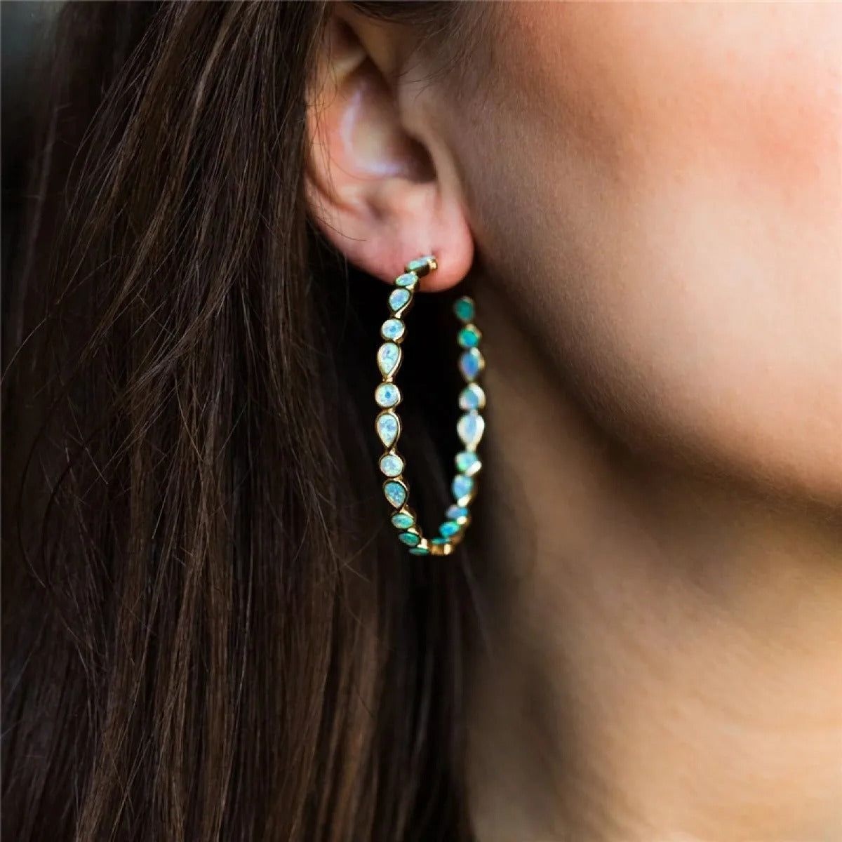 Raya – Boucles d'oreilles vintage dorées avec opale bleue