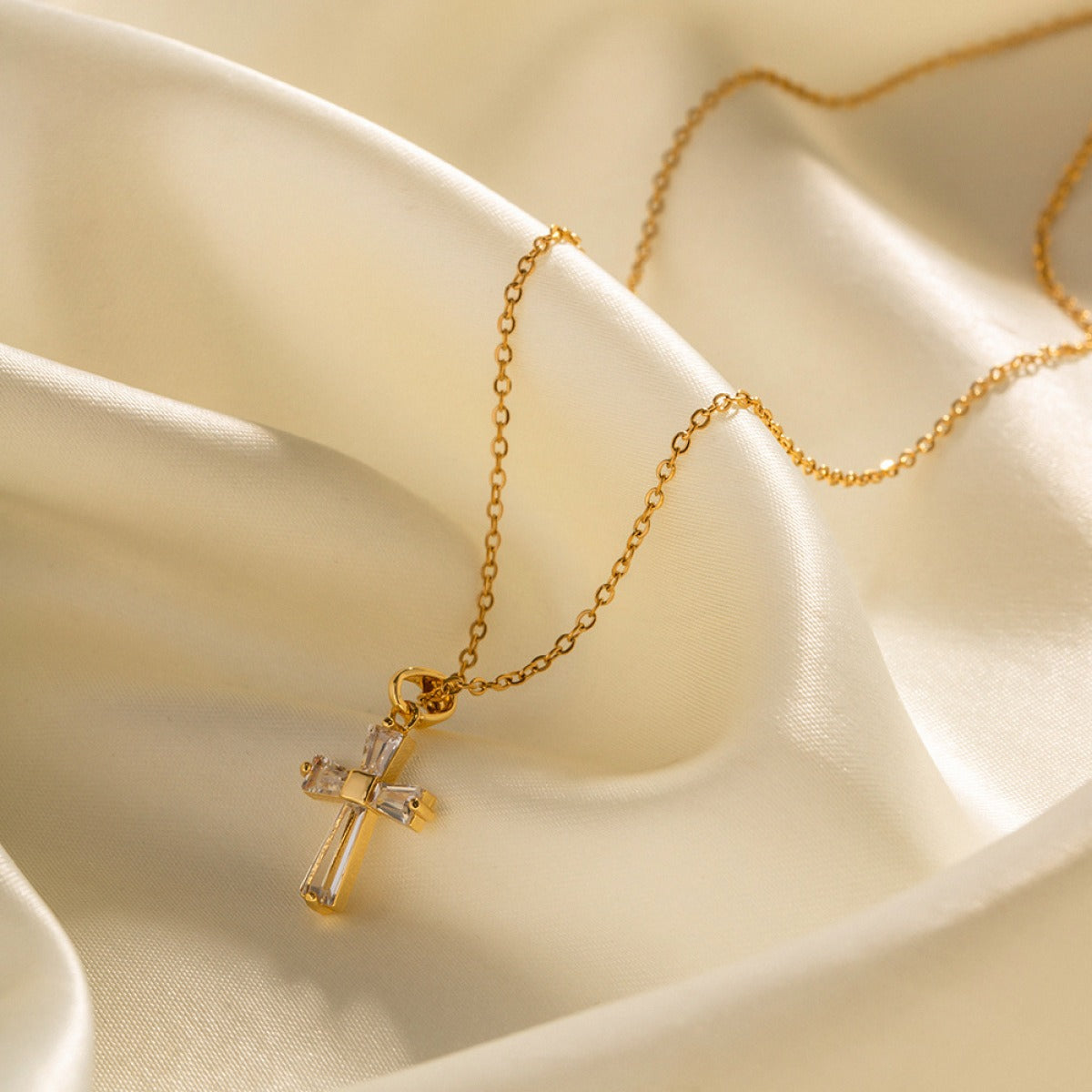Mae – Collier doré avec croix de zircon