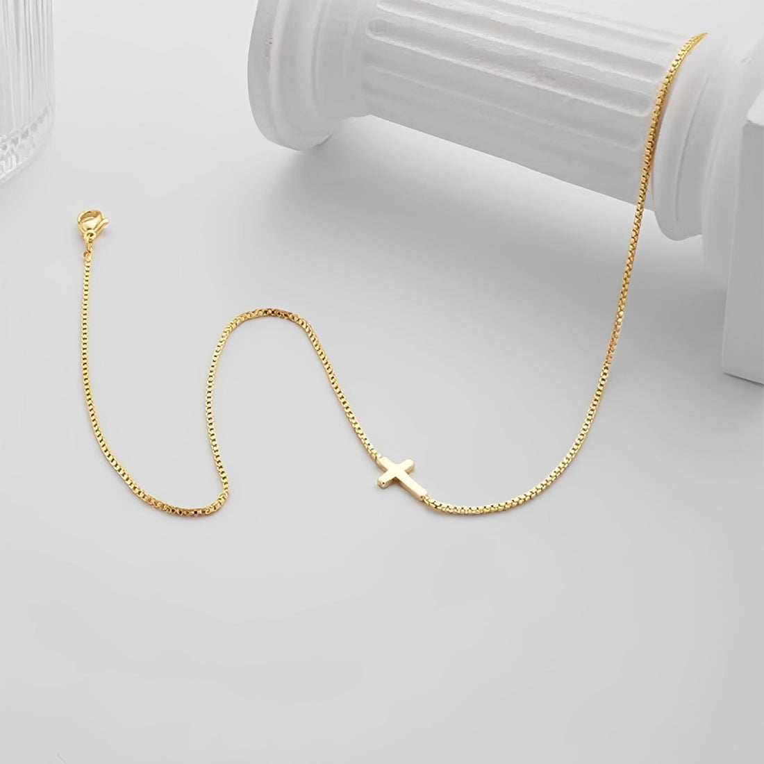 Aurora – Collier avec petit pendentif de croix