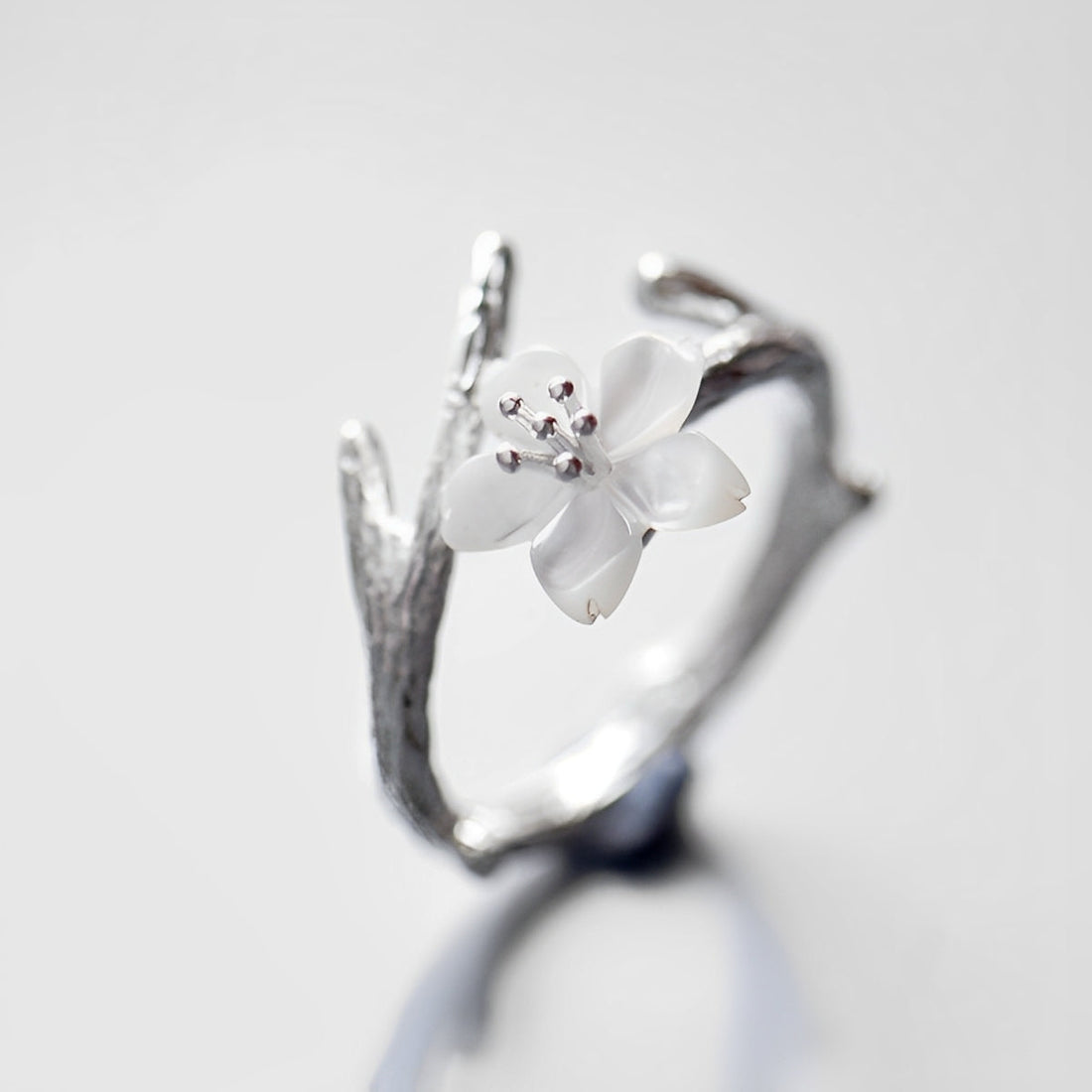 Lilou – Bague vintage ajustable avec fleur blanche
