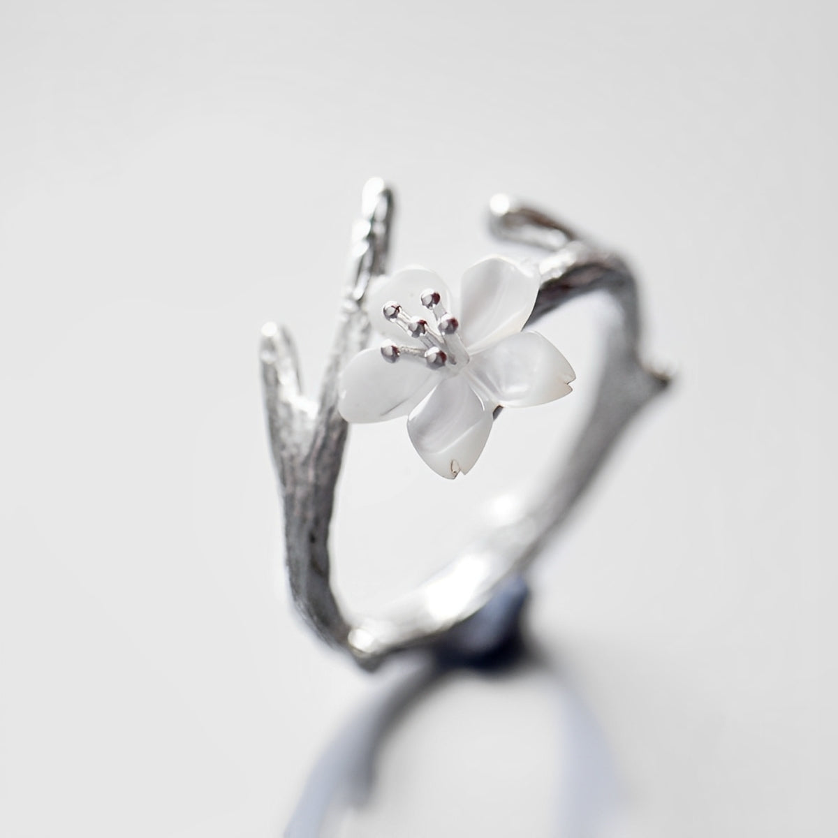 Lilou – Bague vintage ajustable avec fleur blanche