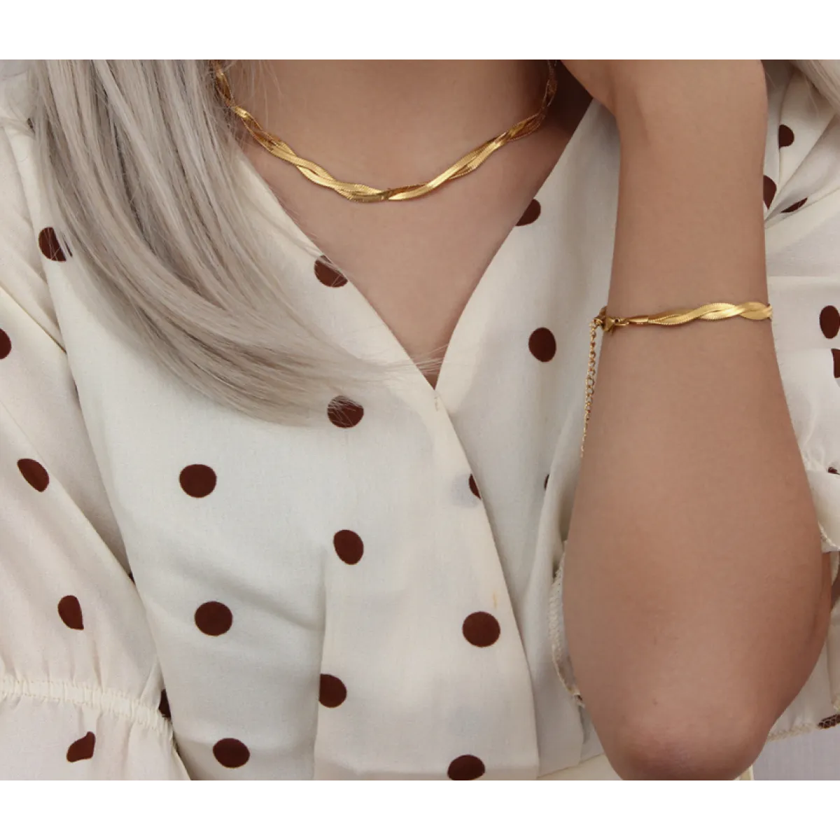 Alina – Ensemble de collier et bracelet élégant doré entrelacé