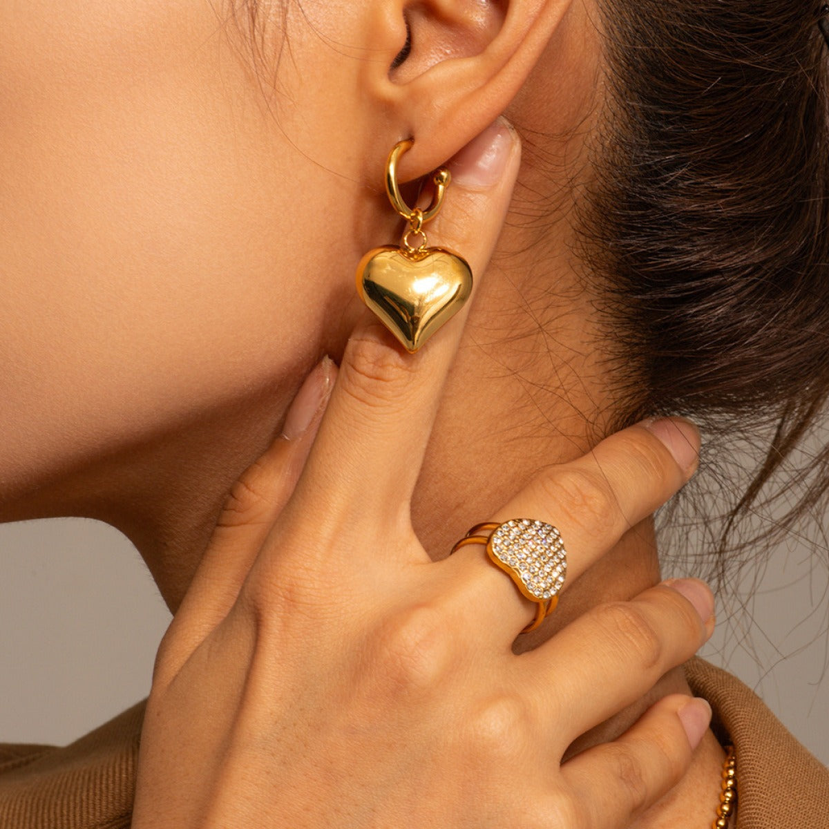 Liza – Boucles d'oreilles pendantes en forme de cœur dorées