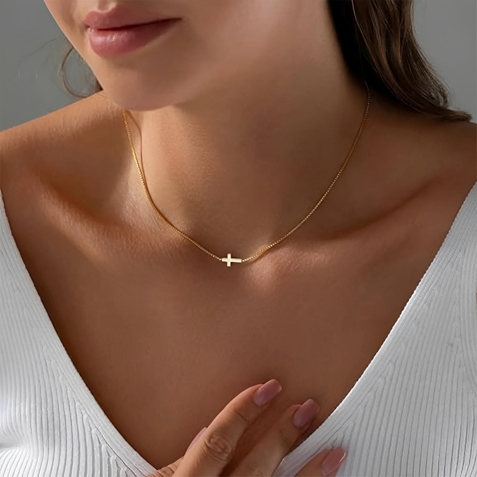 Aurora – Collier avec petit pendentif de croix