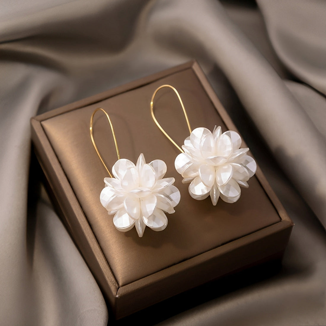 Florina – Boucles d'oreilles en fleurs blanches avec charme naturel