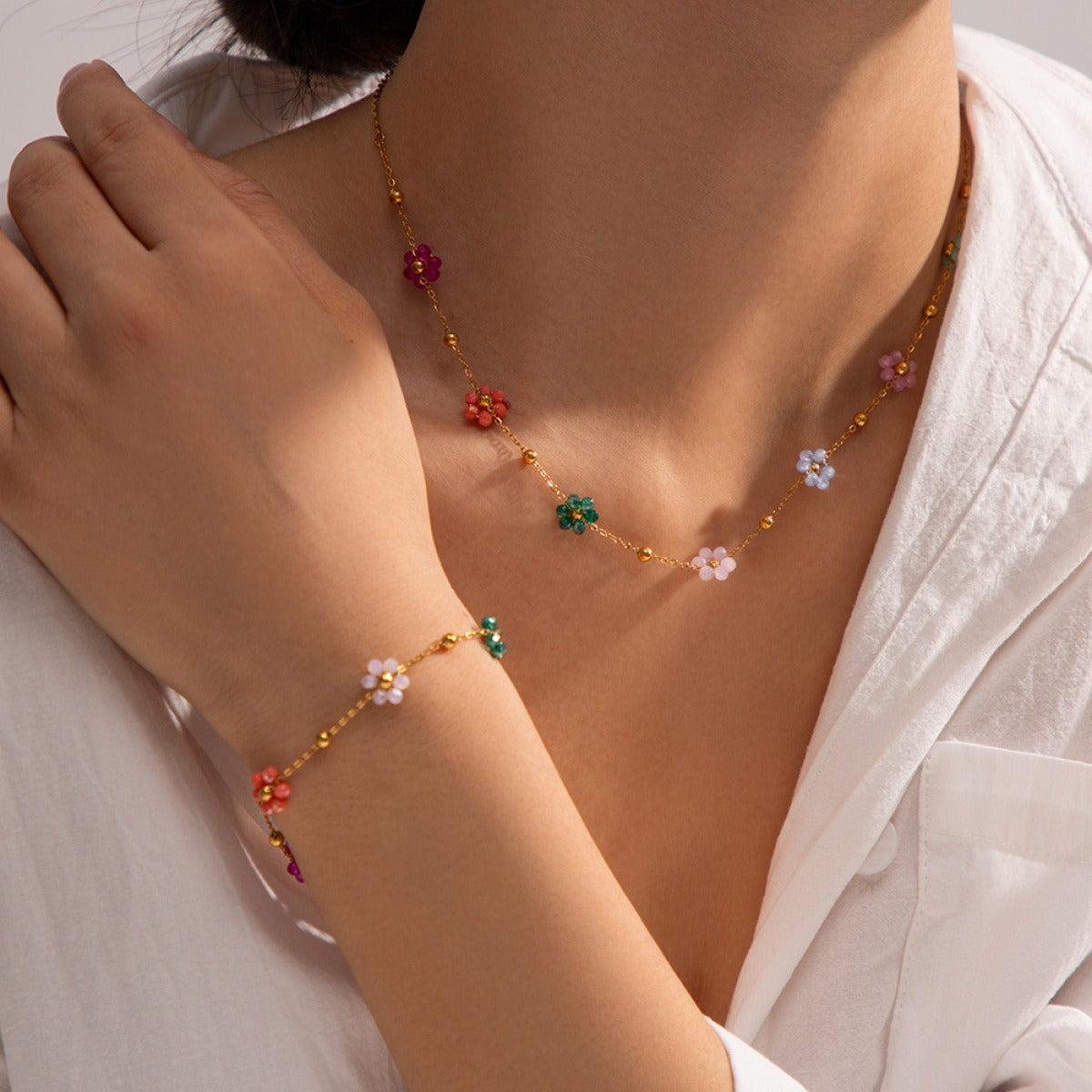 Karylle – Collier doré avec petites fleurs colorées