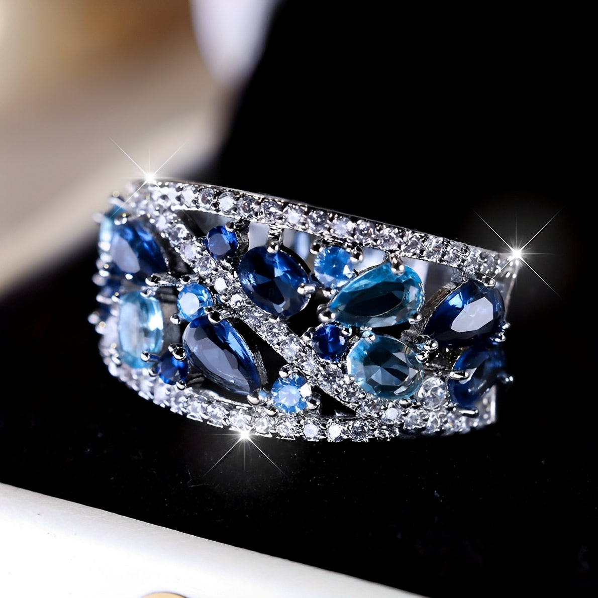Julie – Bague vintage avec zirconia bleue et détail doré