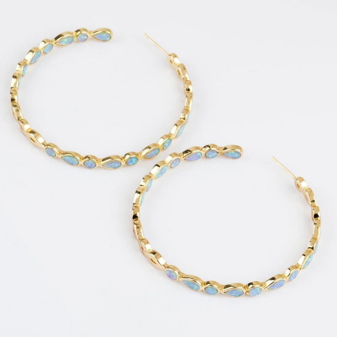 Raya – Boucles d'oreilles vintage dorées avec opale bleue