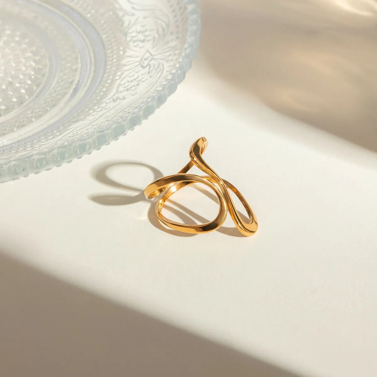 Dori – Bague spirale irrégulière dorée ouverte