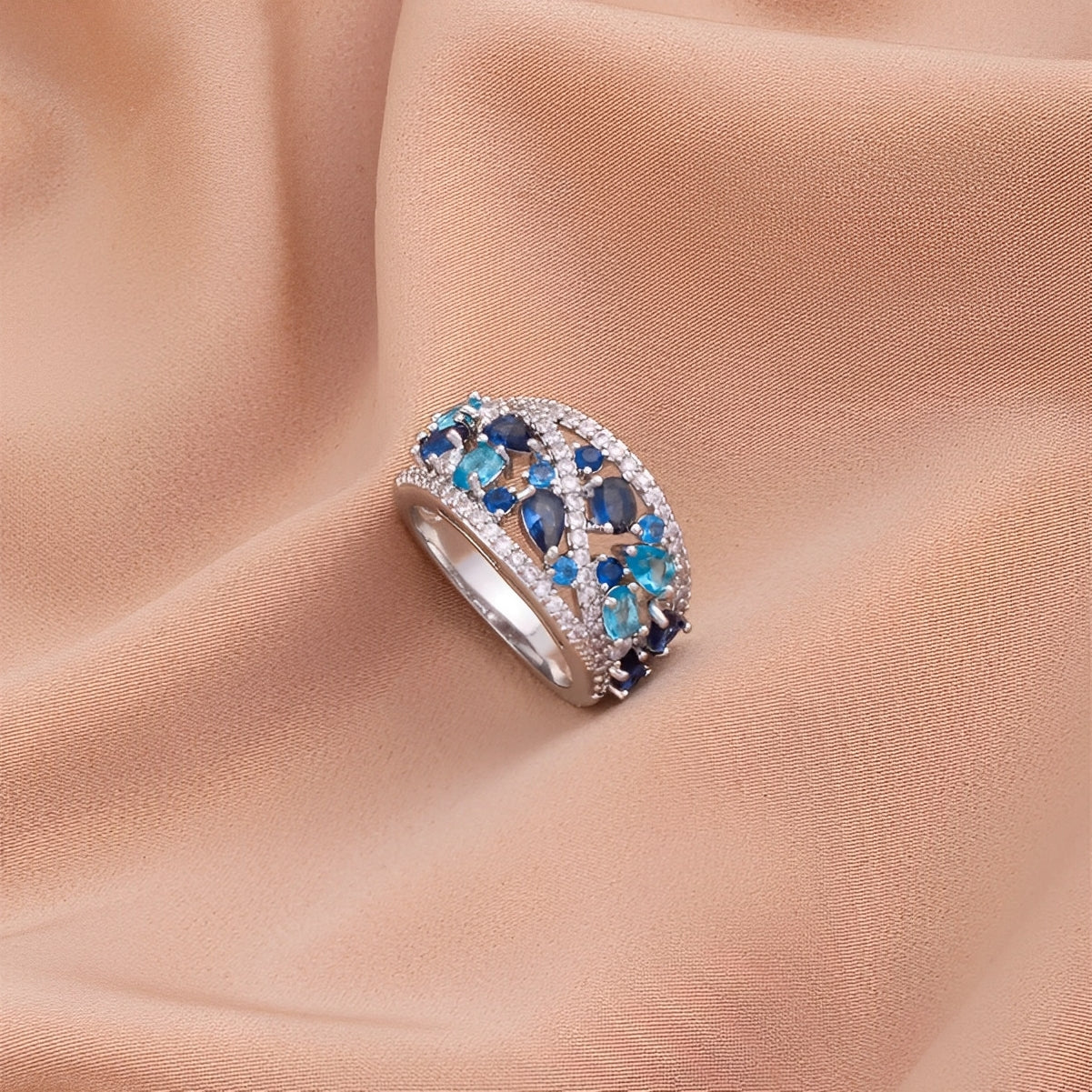 Julie – Bague vintage avec zirconia bleue et détail doré