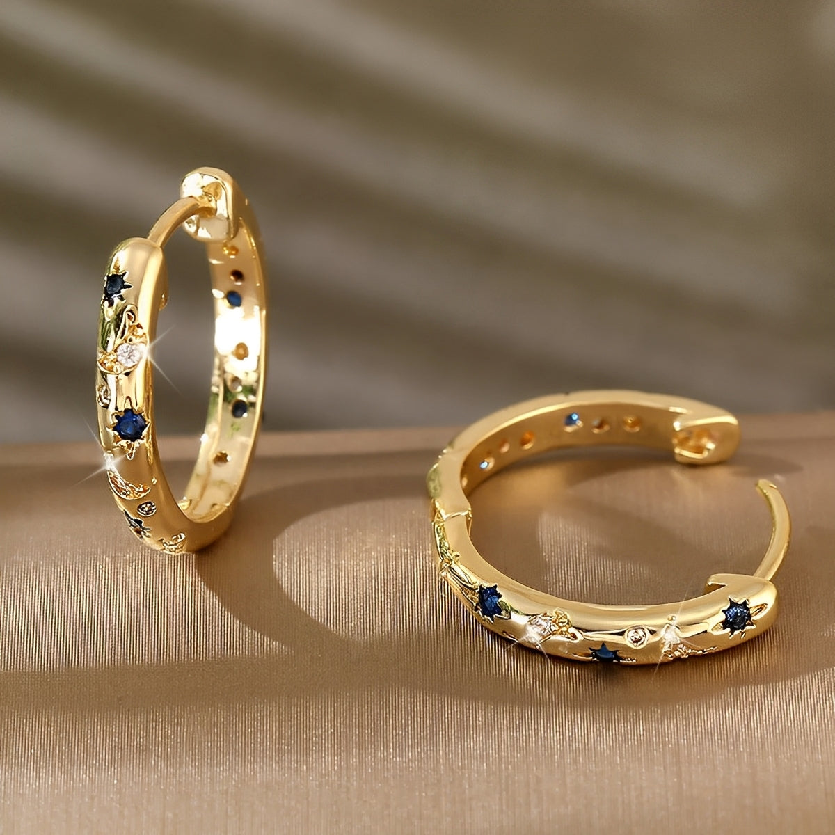 Maelis – Créoles vintage dorées avec zirconia bleue