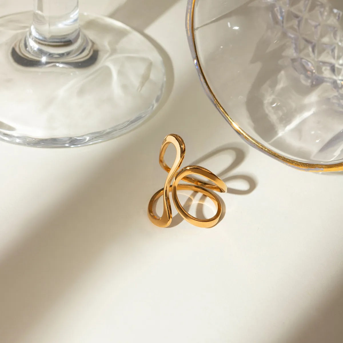 Dori – Bague spirale irrégulière dorée ouverte