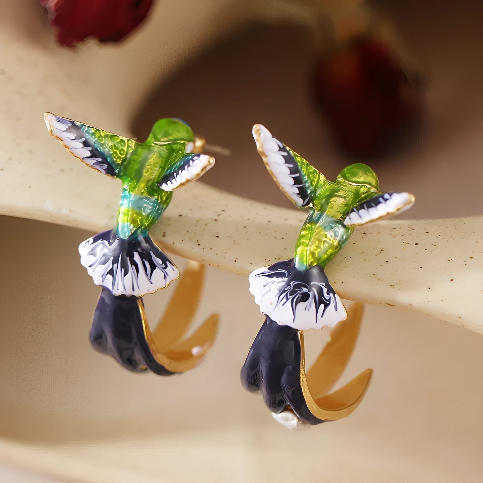 Wendy – Créoles de colibri émaillées vintage